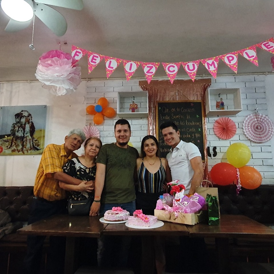 Armando Valenzuela, Luz Mary Cano, Diego Valenzuela, esposo; la cumpleañera y Harvey Valenzuela.